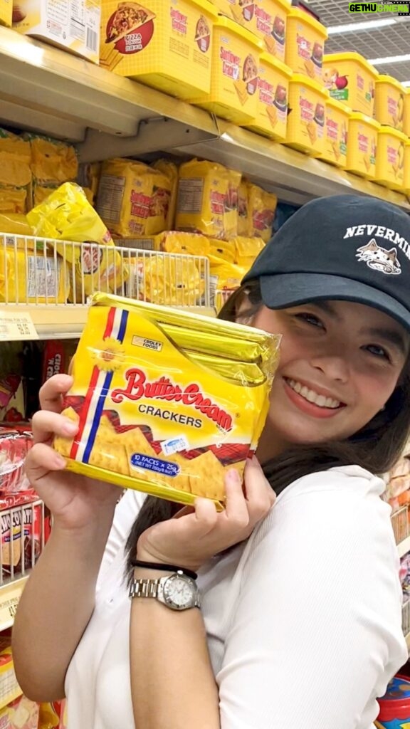 Bea Binene Instagram - I love it when the grocery carries a lot of @croleyfoods.ph variants—from Sunflower Crackers to Buttercream Crackers. More choices to choose from!! What's your fave flavor? 😋 #SharingSunflowerCrackers #KasamaAngSunflowerCrackers