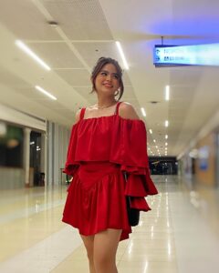 Bea Binene Instagram - red-y 😉 #SunnyPH Premiere Night lewk ✨ Styling: @pattyyap Dress: @maison_soriano Makeup: @kusietubigho Hair: @alexanderhair23