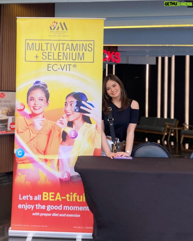 Bea Binene Instagram - #SunnyPH day at the blockscreening with friends and fam! 🤍☀️ @ec_vit.officialph @consult.acg
