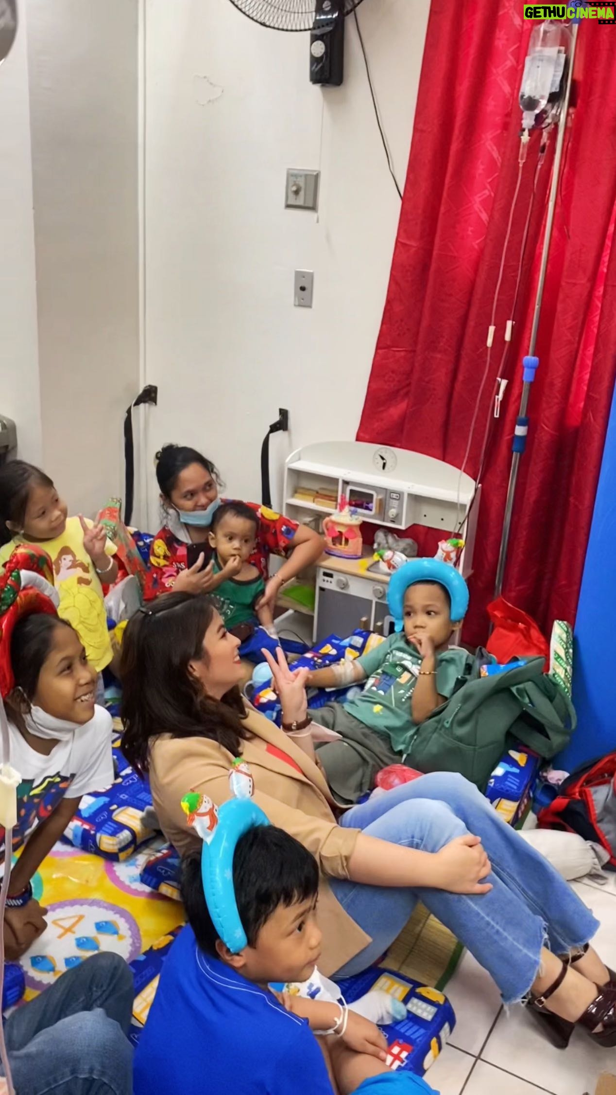 Bea Binene Instagram - What Christmas is all about 🌟 sharing and making others happy in our own little way, ito yun mga bagay na walang kapalit. 🤍 Pamaskong Handog at the National Childrens Hospital with my @consult.acg and @csrphilippines family. Special thank you to @croleyfoods.ph for sending some Lobo crackers to share 🎄 Maligayang Pasko 🤍