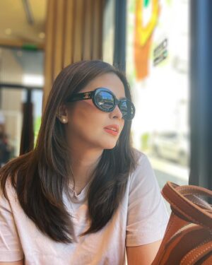 Bea Binene Instagram - sun's out shades on 😎 

🕶️: @fashioncapital1328