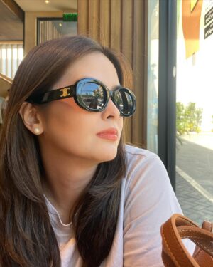 Bea Binene Instagram - sun's out shades on 😎 

🕶️: @fashioncapital1328
