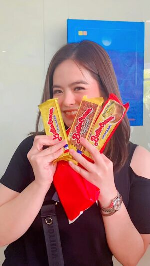 Bea Binene Instagram - When they know that Buttercream is my fave 🥹 Always #KasamaAngSunflowerCrackers #SharingSunflowerCrackers 💛🌻