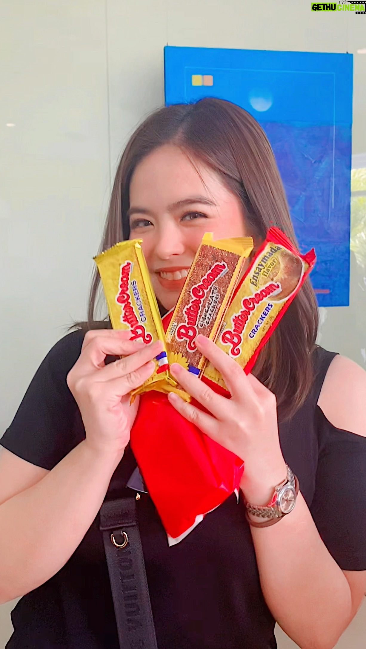 Bea Binene Instagram - When they know that Buttercream is my fave 🥹 Always #KasamaAngSunflowerCrackers #SharingSunflowerCrackers 💛🌻