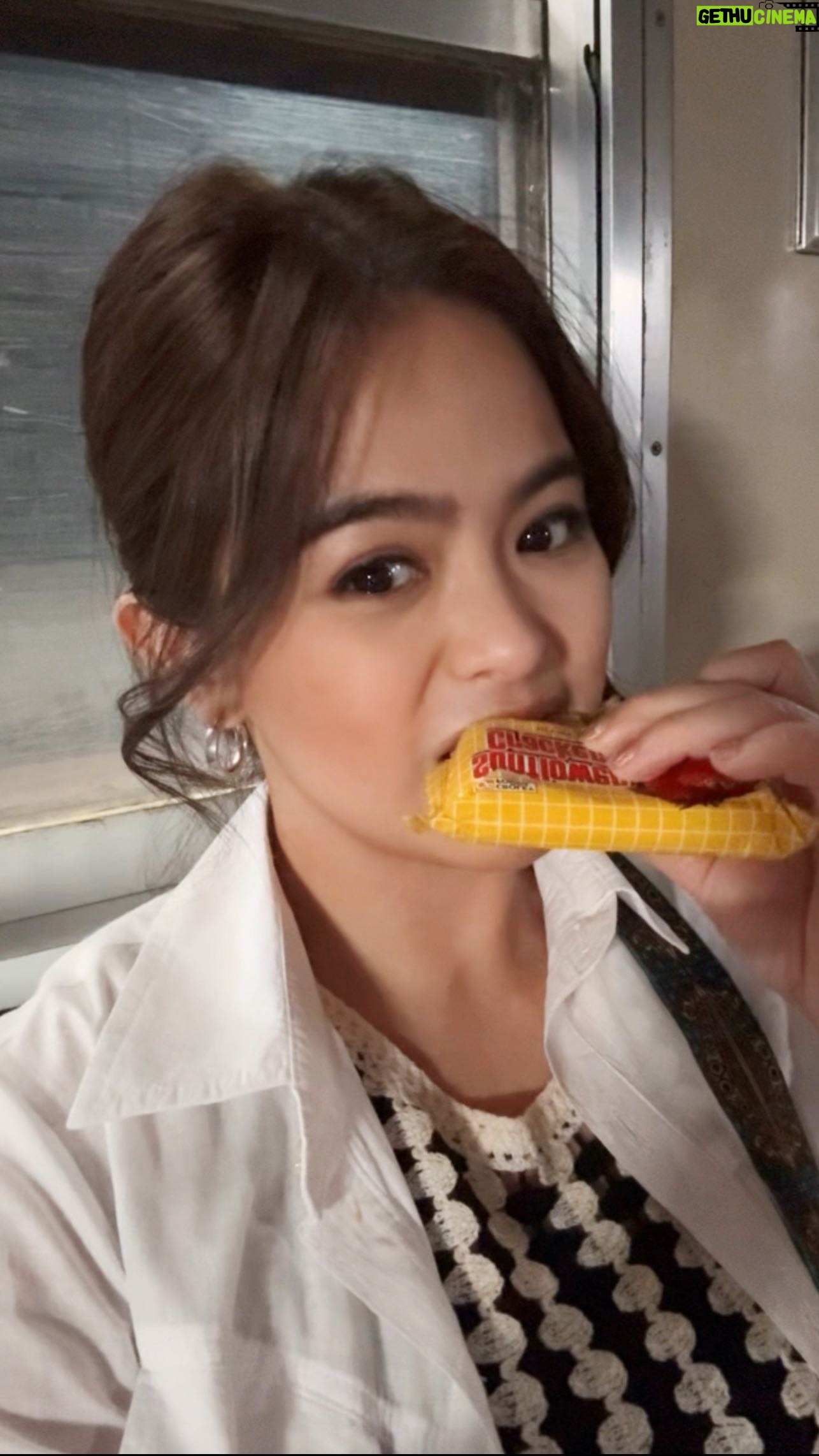 Bea Binene Instagram - snack break in between work! π Cracker of choice is the OG, Sunflower Crackers Strawberry! π» yuuum! Tag me with your fave @croleyfoods.ph crackers flavor ha! π #KasamaAngSunflowerCrackers #SharingSunflowerCrackers #SunflowerStrawberry