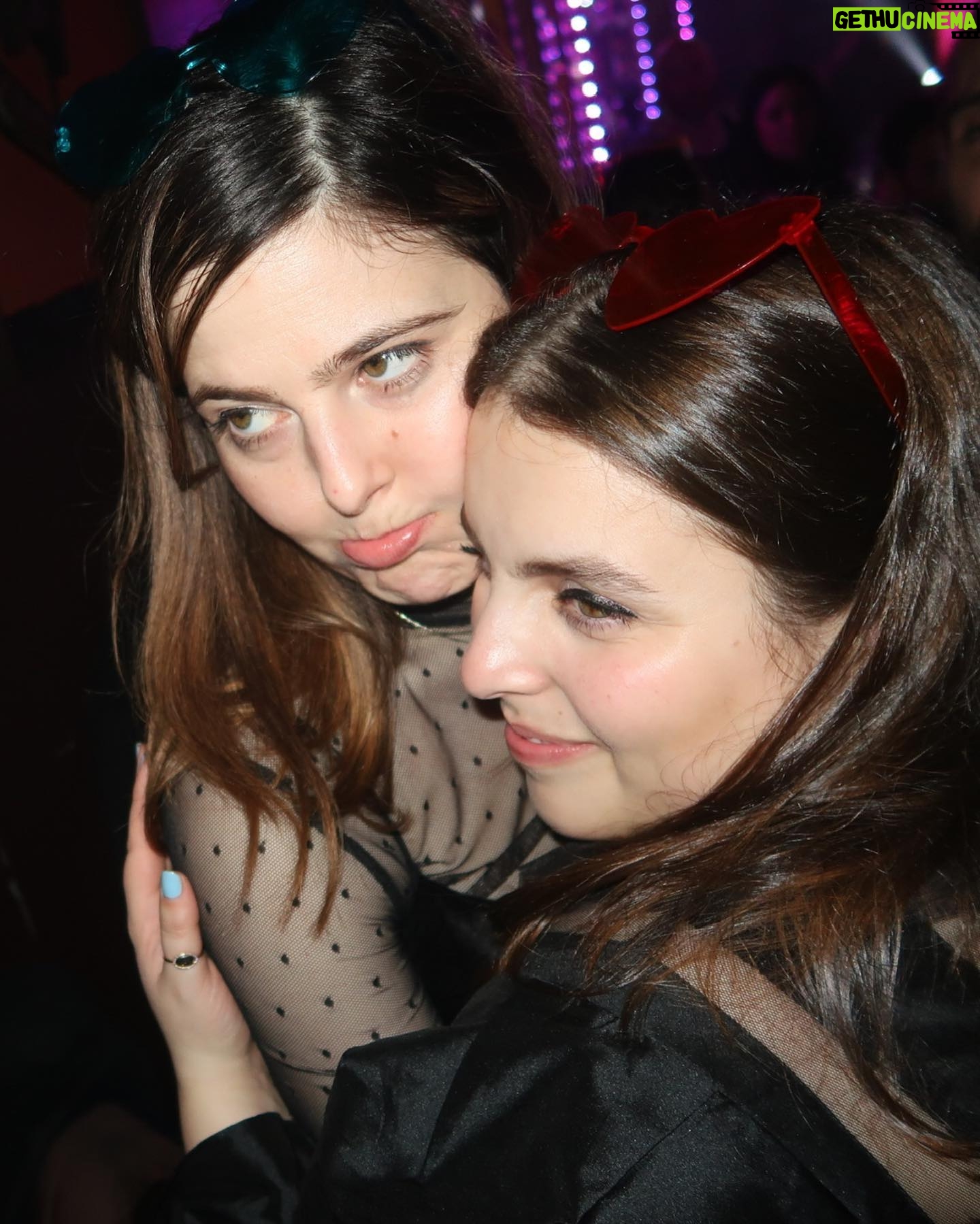 Beanie Feldstein Instagram - friends who are family! family who are friends!