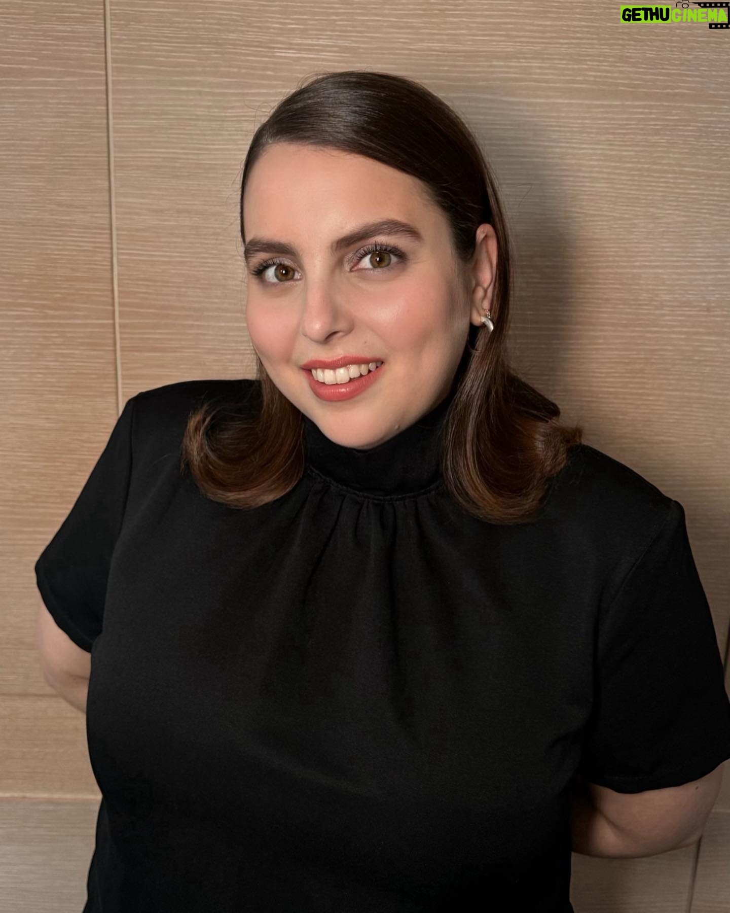 Beanie Feldstein Instagram - my looks looking at me like โwoof! that short, round girl can also make clothes look good!!โ ๐๐๐