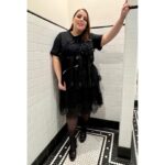 Beanie Feldstein Instagram - had the best time on @jimmykimmellive talking about @driveawaydolls and my love for greys anatomy and almost flashing my breasts on the oscars!!! makeup: @kateydenno hair: @bridgetbragerhair styling: @erinwalshstyle wearing @simonerocha_ & @the10jewelry