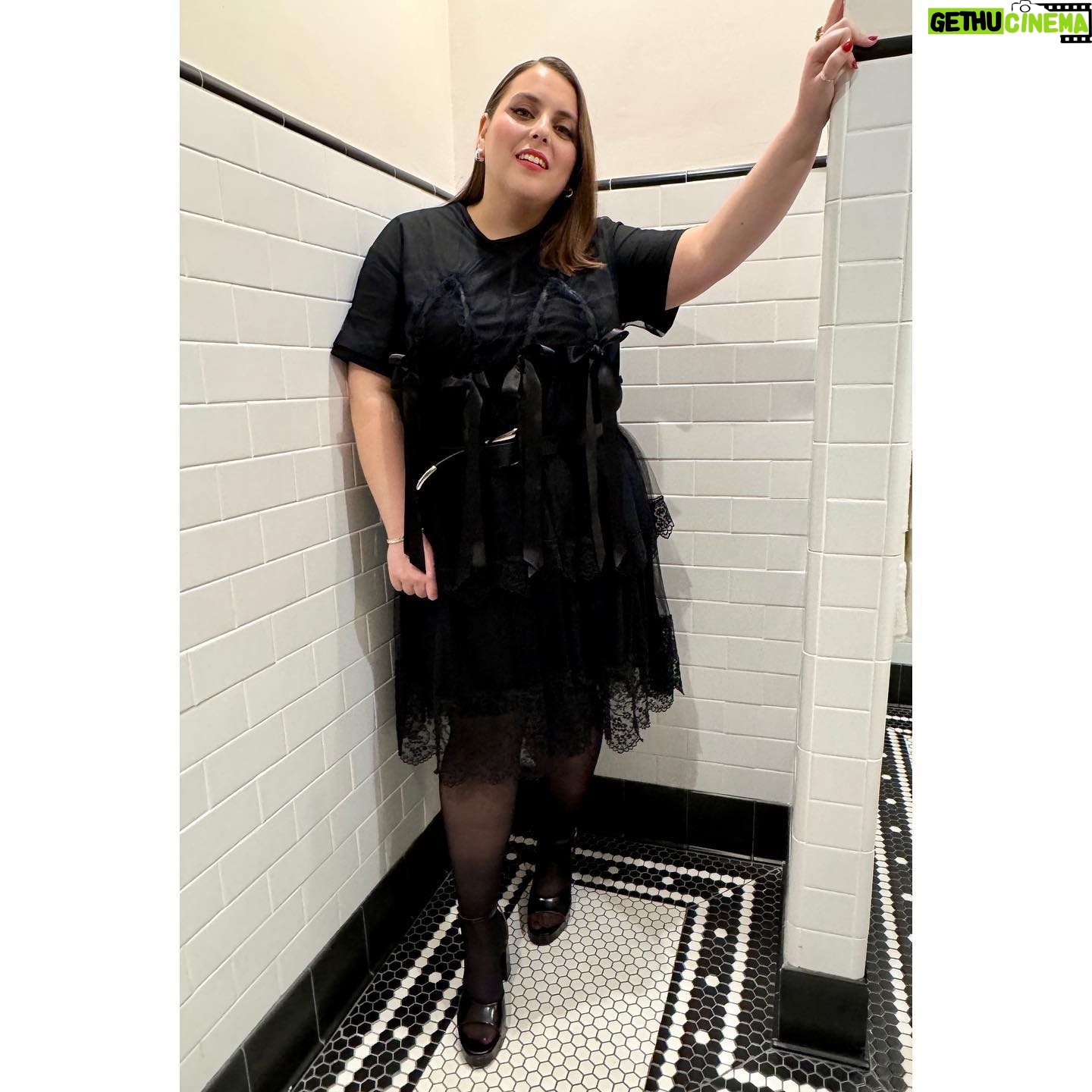 Beanie Feldstein Instagram - had the best time on @jimmykimmellive talking about @driveawaydolls and my love for greys anatomy and almost flashing my breasts on the oscars!!! makeup: @kateydenno hair: @bridgetbragerhair styling: @erinwalshstyle wearing @simonerocha_ & @the10jewelry