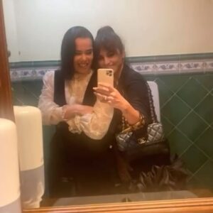 Beatriz Luengo Instagram - Vivan las amigas que son refugio ❤️
Mirarnos en el espejo de un baño cualquiera para darnos cuenta de que el tiempo pasa pero tú y yo seguimos aquí, como el primer día. 
Te quiero mi Moni.

J’adore les amis qui sont un refuge @monicacruz ❤️ le temps passe mais toi et moi sommes toujours là, comme au premier jour. Silvia et Lola
Je t’aime ma Moni.
#undostres