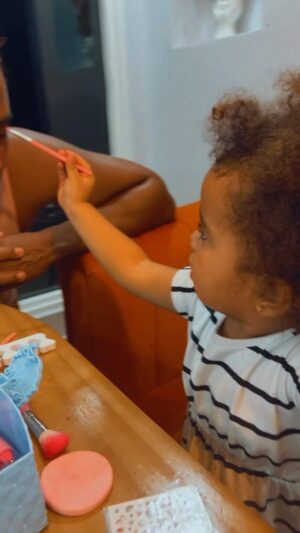 Beatriz Luengo Instagram - Ya tenemos maquilladora 🤣
#navidad2023