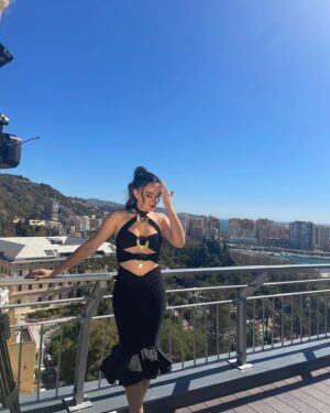 Beatriz Luengo Instagram - Málaga, sol, buena gente, coleta de ojos chinitos y tú a mi lado. 
Que más puedo pedir? 🤪
Deseando que llegue esta noche para nuestro estreno,
Patria y Vida: El poder de la Música 
Vestido de @oficial_pero
@makeupbymendez_ 🫶
@festivalmalaga GRACIAS!