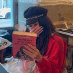 Beatriz Luengo Instagram - “El Despertar de las Musas” fue la mayor sorpresa de mi carrera. Pasó de mi ordenador a la imprenta y en pocos meses a vuestras manos, llegando a la edición número 14 a día de hoy, a la traducción en inglés y francés. Se ha editado en toda Latinoamérica y Estados Unidos, y lo más importante es que he recibido los mensajes más bonitos que jamás imaginé. Desde entonces he estado hilando esta comedia romántica que gira en torno a quien está dispuesto a empezar de cero mil veces, a las amigas capaces de todo y al amor inesperado que de golpe arma tus piezas. El día 10 de abril estará en todas las librerías de la mano de @editorialplaneta Gracias a @lolagulias @nenepdc @rgisbert por esta maravillosa oportunidad, por vuestra ilusión y cariño a este libro que se llama “Hasta que se acaben las canciones”. Nos vemos en Sant Jordi y la Feria de Madrid! Que ganas de daros el abrazo que el covid no nos dejó darnos con el primer libro. Y gracias por leerme ❤️ #hastaqueseacabenlascanciones