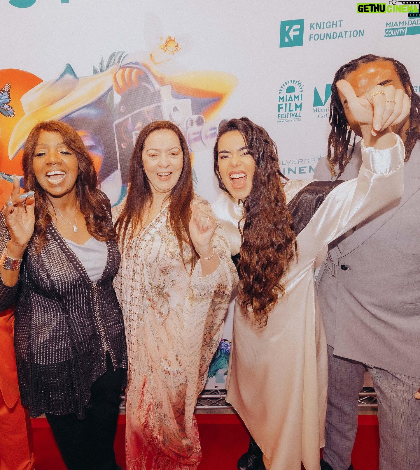 Beatriz Luengo Instagram - Fotos de mi teléfono en el Miami Film Festival 🌟 #documentary #patriayvida #thepowerofmusic Todas son de @basiliosilvaphoto menos el perro que se fotografió solo 🤣