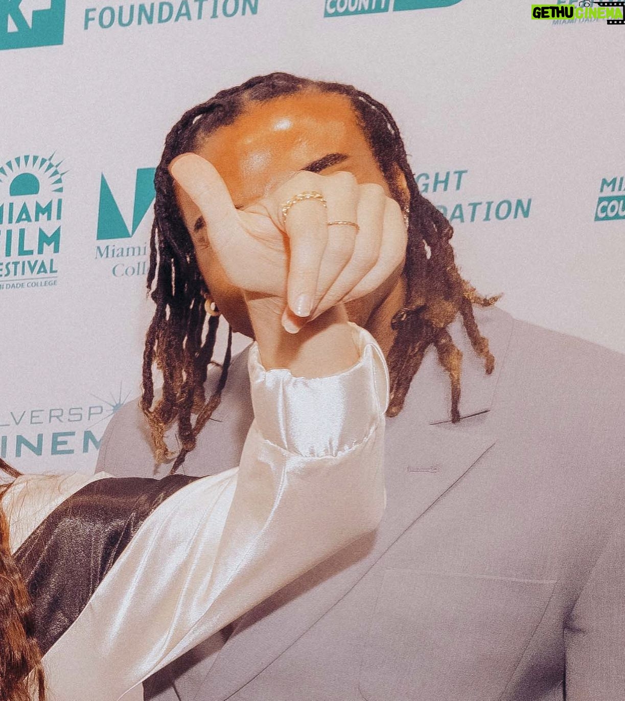 Beatriz Luengo Instagram - Fotos de mi teléfono en el Miami Film Festival 🌟 #documentary #patriayvida #thepowerofmusic Todas son de @basiliosilvaphoto menos el perro que se fotografió solo 🤣