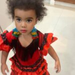 Beatriz Luengo Instagram – Hace 2 años se movía dentro de mi cuando escuchaba ciertas canciones y yo entre risas decía “es flamenca”. Hoy me reafirmo porque ella misma las pide🤣 
Mi pequeña es música, es fusión y alegría. Es piel tostada con vestido de lunares, es esencia de isla y ritmo de ciudad. Con su pelo afro y sus labios rojos, es la niña que soñé aún cuando no la había visto la carita. Tan cubana y tan española, pide Celia Cruz y Lola Flores sin saber que un día cantaron juntas porque para ella son el mismo arte. La música y los niños nos demuestran que es más lo que nos une que lo que nos separa. Que bonito verlo.
Hoy la comparto con vosotros para despertaros una sonrisa de lunes. 
Perdón que no estoy mucho en redes es que les estoy dedicando el verano “sin teléfono” a mis niños, ha sido un año de muchos viajes por trabajo lejos de ellos. 
Os quiero. Feliz verano🌺
#lolaflores #bebes #rosalia