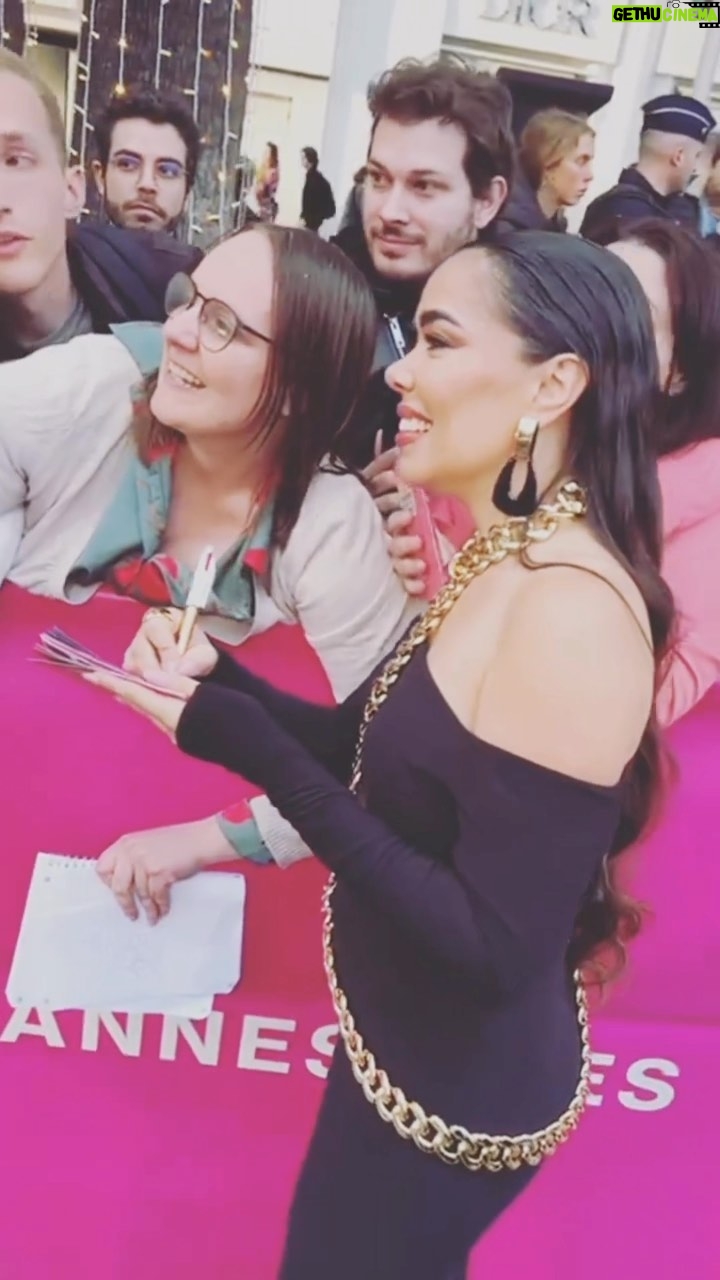 Beatriz Luengo Instagram - Il y a longtemps que je n’ai pas parlé français. Excusez-moi aussi pour mon accent mais le plus important est mon sentiment de gratitude. J’ai toujours dit que la France a été le pays le plus important de ma carrière, aujourd’hui je le répète au nom de Lola et Beatriz : MERCI 🇫🇷