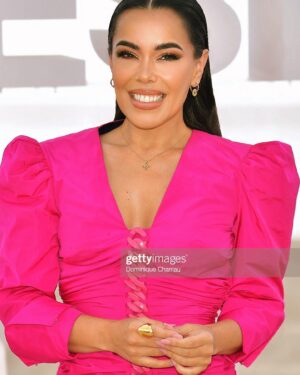 Beatriz Luengo Instagram - LA FRANCE 🇫🇷 @canneseries 💕

Merci tout les fans qui a attendu sous la pluie 💕
Merci @m6officiel 
Make up @jehosuavogele x @yslbeauty 
Outfit @jcpajares @oficial_pero @louboutinworld 
Jewelry @lisifracchia