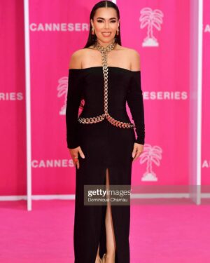 Beatriz Luengo Instagram - LA FRANCE 🇫🇷 @canneseries 💕

Merci tout les fans qui a attendu sous la pluie 💕
Merci @m6officiel 
Make up @jehosuavogele x @yslbeauty 
Outfit @jcpajares @oficial_pero @louboutinworld 
Jewelry @lisifracchia