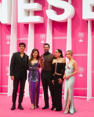 Beatriz Luengo Instagram - LA FRANCE 🇫🇷 @canneseries 💕

Merci tout les fans qui a attendu sous la pluie 💕
Merci @m6officiel 
Make up @jehosuavogele x @yslbeauty 
Outfit @jcpajares @oficial_pero @louboutinworld 
Jewelry @lisifracchia