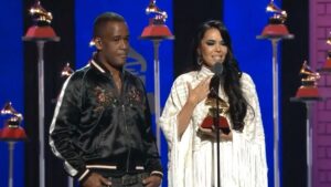 Beatriz Luengo Instagram - A todas las mujeres compositoras 🌹
Mejor canción del año, mejor canción urbana 😭🙌🏼♥️
@latingrammys #patriayvida
Vestida de la firma española @yolancris