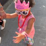 Beatriz Luengo Instagram - Corona de reina, collar de flamenca y vestido caribeño 🤪 Así es ella, una sola personita llena de amor y mestizaje. Te amo mi Zoë 💕 Felices 2 años de vida! El amor que te tengo no cabe en este mundo 🚀 Papi & Mami