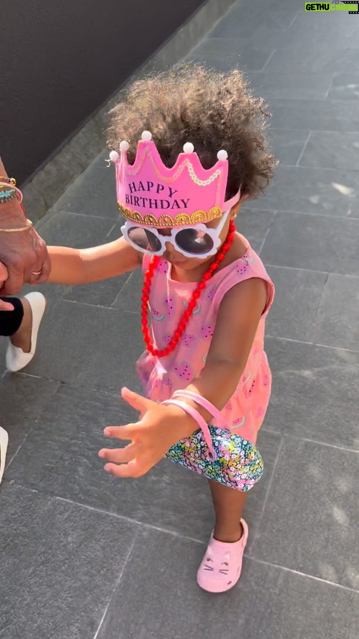 Beatriz Luengo Instagram - Corona de reina, collar de flamenca y vestido caribeño 🤪 Así es ella, una sola personita llena de amor y mestizaje. Te amo mi Zoë 💕 Felices 2 años de vida! El amor que te tengo no cabe en este mundo 🚀 Papi & Mami