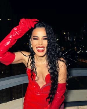 Beatriz Luengo Instagram - Ya estamos en la final del Benidorm Fest💄
Suerte a tod@s! 

Maquillaje / Peluquería: @albertodugarte
Diseñador: @michaelcostello
Fotografía: @bianionny