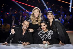 Beatriz Luengo Instagram - Hoy es la final de esta increíble aventura @bailacomopuedas_tve 🫶🏻
Gracias a la productora @zeppelintv @rtve por la oportunidad. Amo hacer televisión y volver a mi país. Así que ha sido un proyecto top 🙌🏼. Ya fui jurado de OT en Argentina y pude sentir la responsabilidad que requiere estar al otro lado recibiendo el talento y trabajo de personas que merecen ser escuchadas. Espero que los concursantes hayan sentido que en cada palabra traté de ponerme en su piel 🌺
Gracias @rafamendezzzz porque no te puedo adorar más. A mi @yolandramos que es una de mis mejores amigas de esta industria porque atesoro cada minuto contigo. @normaduvaloficial porque conocerte es aprender cada día de tus conocimientos.
A @julietacherep por su cariño, sus risas y consejos. Eres una jefa espectacular. Ojalá nos volvamos a encontrar 🙏🏼
@pattydiphusa Álvaro eres lo más. Ha sido genial compartir esta experiencia contigo.
@beautyfarrah71 volver a encontrarnos era una cuestión de tiempo. Te quiero mi Salva 🌺
A Miguel, Yolanda y Teresa de Zeppelin por cuidarnos desde la productora.
@albertodugarte y todo su equipo @albertoperezb_ @bypacojaen.makeup @lorenacatena_ por ser impecables 💄
A nuestros bailarines que son EL MOTOR de esta aventura @lucreciapetragl @albakeita @santiago.granizal @dario.saezz @javiervachiano @saandraflor estoy tan orgullosa de vosotros que no cabe en este post.
Las celebrities que se han esforzado con todo su corazón, cuerpo y alma @anaguerramusic @jaimeastrain @maestro_joao @lydialozanoof @sofiacristo_cristo @fabiolamartinezb_ @colatenicolas @alvaroescassioficial 
Ha sido una de las mejores experiencias de mi vida.
@aaronm_g eres un sueño de coreógrafo 🫶🏻
Y por supuesto @anneigartiburu última en el post pero primera en nuestro corazón. Eres increíble Anne. No tengo palabras para tu profesionalidad y cariño.
De verdad gracias a todos ❤️
