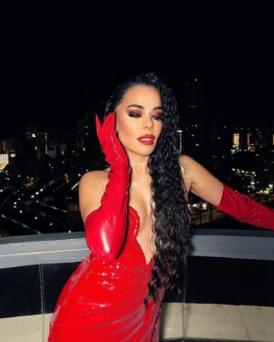 Beatriz Luengo Instagram - Ya estamos en la final del Benidorm Fest💄
Suerte a tod@s! 

Maquillaje / Peluquería: @albertodugarte
Diseñador: @michaelcostello
Fotografía: @bianionny