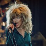 Beatriz Luengo Instagram – Hay artistas que abren puertas para sí mismos y artistas que abren puertas para los demás. 
Hoy muere una de las mejores cantantes que ha pisado este mundo. Imagino que hoy todos la recordarán por su música pero yo quisiera recordarla por muchas cosas más.
Tina rompió todas las barreras de una industria cargada de estigmas para nosotras:
– Fue una mujer maltratada que tuvo 2 juicios, el que tuvo que enfrentar ante las cortes y el que tuvo que defender en la calle por un mundo que no entendía que luchara por querer llevar el apellido de su maltratador. Cuando ella no quería el apellido de él, lo que quería era no tirar por la borda su nombre artístico sobre el que había construido una carrera de casi 20 años. Desafortunadamente muchos pusieron en duda su testimonio como víctima simplemente por eso. ¿Como la va a maltratar si lucha por llevar su nombre? Y no, ella solo luchaba porque el maltrato no la borrase también su historia y su legado. Ya bastante la había borrado ya.
– Después rompió otro tabú de la industria, del que nadie habla. La edad. Con 35 años una mujer ya estaba de retirada. Ella logró hacer el disco más exitoso de su carrera “Private Dancer” al borde de sus 40 años. Y alcanzó los mejores años de su carrera en la década siguiente. 
– A pesar del éxito fue juzgada por enseñar sus piernas, por sus letras, su ropa… incluso por vivir en Europa.
– Al final de su vida se le murieron sus dos hijos, uno de ellos hace muy pocos meses y leí un artículo insinuando que se criaron con una madre ausente que trabajaba mucho. Como si eso fuese algún tipo de pista para su terrible suicidio. 
Leyéndolo imaginé cómo se podría sentir ella, una mujer que con 18 años fue madre y adoptó como sus propios hijos a los de su marido con un matrimonio anterior.
En ese artículo nadie habló de eso, ni del padre. Quizás para el periodista el maltrato no fue un problema de su infancia, solo su madre trabajadora.
Gracias Tina por tu música, por ser una madre valiente, una mujer libre que denunció, que no le vio fecha de caducidad a su arte y que luchó por todas nosotras.
Vuela 🕊️#riptinaturner