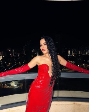 Beatriz Luengo Instagram - Ya estamos en la final del Benidorm Fest💄
Suerte a tod@s! 

Maquillaje / Peluquería: @albertodugarte
Diseñador: @michaelcostello
Fotografía: @bianionny