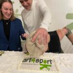 Bebe Vio Instagram - art4sport è passione, impegno, complicità e divertimento. Ma soprattutto, è una grande famiglia, unica e piena di amore... 🥰 anche se hanno cercato di buttarmi la faccia nella torta! 😠 MA NON CI SONO RIUSCITI! 🤩 Sono troppo forte 🦾😜 💚💚 AUGURI A NOI 🥳 14 ANNI INSIEME 💚💚 #art4sporteam #fly2paris