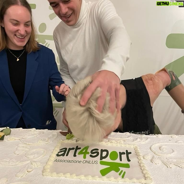Bebe Vio Instagram - art4sport è passione, impegno, complicità e divertimento. Ma soprattutto, è una grande famiglia, unica e piena di amore... 🥰 anche se hanno cercato di buttarmi la faccia nella torta! 😠 MA NON CI SONO RIUSCITI! 🤩 Sono troppo forte 🦾😜 💚💚 AUGURI A NOI 🥳 14 ANNI INSIEME 💚💚 #art4sporteam #fly2paris