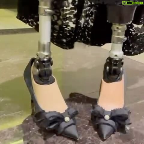Bebe Vio - 99.6K Likes - Della serie “avete presente quando vi dicevo che la figata di avere le protesi è non sentire male con i tacchi?!”
Ecco la dimostrazione!
La deliranza post cena di gala… 😁