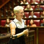 Bebe Vio Instagram – È stato un onore aver parlato a @montecitorio di fronte a tanti giovani studenti (oltre che il nostro Presidente Mattarella) in occasione del 75° Anniversario della Costituzione italiana 🇮🇹 

Ho voluto parlare di sogni e istruzione. 

Per me lo studio è il mezzo con il quale possiamo tirare fuori dal cassetto i nostri sogni, trasformarli in obiettivi e lavorarci per riuscire a realizzarli 🦾

I miei compagni di scuola sono stati la squadra che ha reso possibile la vita che ho sempre sognato. Non sottovalutate il valore dei vostri compagni. Saranno fondamentali nella realizzazione dei vostri obiettivi.

Impegnatevi a trovare il tempo da dedicare ai vostri sogni e non createvi scuse per lasciarli riposti in quel cassetto.

Sognate. Trasformate i vostri desideri e le passioni in obiettivi e, tramite l’istruzione, rendete questi obiettivi la vostra realtà 🤩