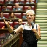Bebe Vio Instagram – È stato un onore aver parlato a @montecitorio di fronte a tanti giovani studenti (oltre che il nostro Presidente Mattarella) in occasione del 75° Anniversario della Costituzione italiana 🇮🇹 

Ho voluto parlare di sogni e istruzione. 

Per me lo studio è il mezzo con il quale possiamo tirare fuori dal cassetto i nostri sogni, trasformarli in obiettivi e lavorarci per riuscire a realizzarli 🦾

I miei compagni di scuola sono stati la squadra che ha reso possibile la vita che ho sempre sognato. Non sottovalutate il valore dei vostri compagni. Saranno fondamentali nella realizzazione dei vostri obiettivi.

Impegnatevi a trovare il tempo da dedicare ai vostri sogni e non createvi scuse per lasciarli riposti in quel cassetto.

Sognate. Trasformate i vostri desideri e le passioni in obiettivi e, tramite l’istruzione, rendete questi obiettivi la vostra realtà 🤩