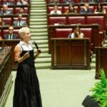 Bebe Vio Instagram – È stato un onore aver parlato a @montecitorio di fronte a tanti giovani studenti (oltre che il nostro Presidente Mattarella) in occasione del 75° Anniversario della Costituzione italiana 🇮🇹 

Ho voluto parlare di sogni e istruzione. 

Per me lo studio è il mezzo con il quale possiamo tirare fuori dal cassetto i nostri sogni, trasformarli in obiettivi e lavorarci per riuscire a realizzarli 🦾

I miei compagni di scuola sono stati la squadra che ha reso possibile la vita che ho sempre sognato. Non sottovalutate il valore dei vostri compagni. Saranno fondamentali nella realizzazione dei vostri obiettivi.

Impegnatevi a trovare il tempo da dedicare ai vostri sogni e non createvi scuse per lasciarli riposti in quel cassetto.

Sognate. Trasformate i vostri desideri e le passioni in obiettivi e, tramite l’istruzione, rendete questi obiettivi la vostra realtà 🤩