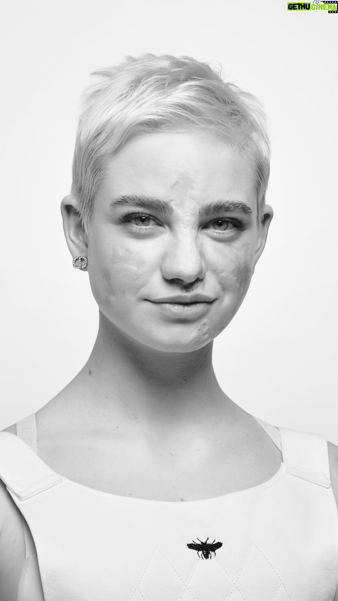 Bebe Vio - 95.6K Likes - Personifying the contemporary identity of the #DiorLady9522 by @MariaGraziaChiuri, the fencer @Bebe_Vio, a Paralympics and world champion, discusses her lifelong passion, the collaborative effort of attaining her goals, and her Italian perspective on style.
© Video: @TessAyano
Photo: @BrigitteLacombe
