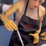 Bebe Vio Instagram - Se dovessi smettere con il fioretto, ho già trovato il piano B… 🍳 @marcomartinichef, mi accogli nella tua brigata? 😉 #suppliedby @aeg.italia