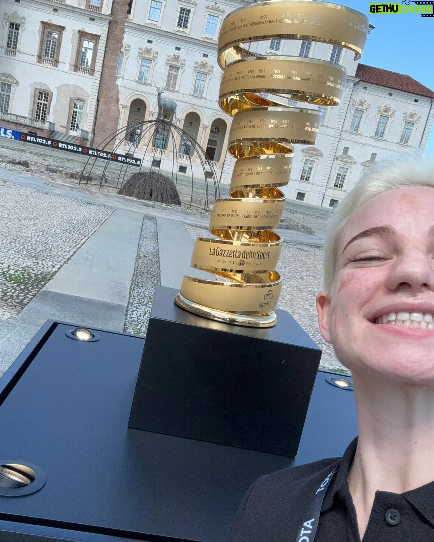 Bebe Vio Instagram - Oggi è iniziato il Giro d’Italia 🚴🏻 🚴🏻♀️ 🚴♂️ Una manifestazione pazzesca, con una marea di gente presente e noi con @toyota_italia abbiamo potuto viverla in diretta tifando proprio in prima fila! 📣🥳 Con tanto di pit stop in corsa… 🍕💨