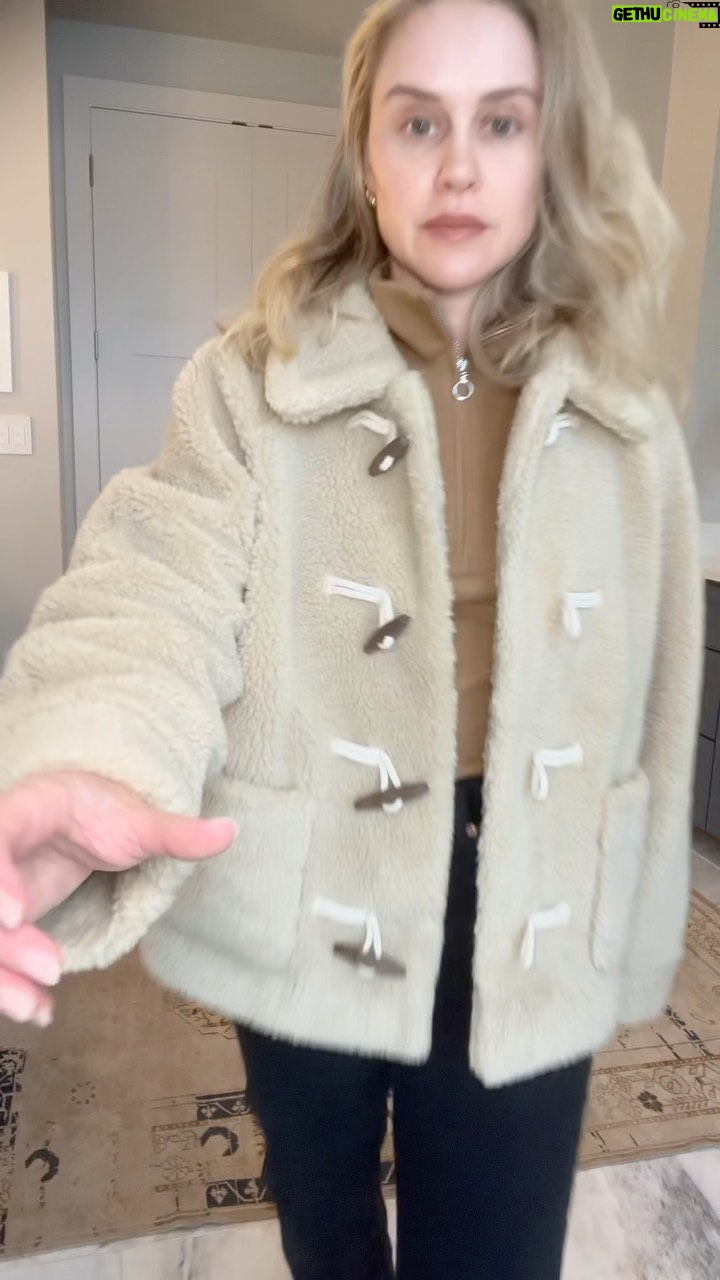 Becca Tobin Instagram - Temps are dropping, people! Who’s excited?? Jeans: @buckmason Sweater: @lilysilk Boots: @a.emery_ Belt: @cosstores Jacket: @loft