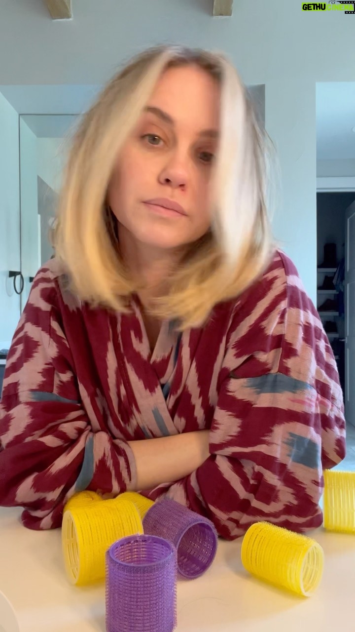 Becca Tobin Instagram - Idiot-proof bouncy blowout 💁🏼♀️#shoulderlengthhair