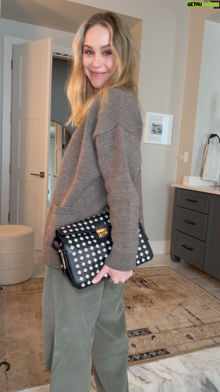 Becca Tobin Instagram - 👖@elwoodclothing 👚 @firstriteclothing 👞 @no6store 🐍 💍 @vada.world & @houseofolia 💄 @thrivecausemetics 💁🏼♀️ @unite_hair @phlur 👜 @marni