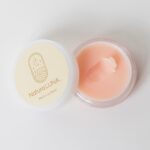 Becky Instagram – 本日！
ナチュラルナから新商品出ました！

マルチリップバームです♪
リップにも、ヘアにも、お肌にも使える万能バームです！
しかも天然由来成分100%！
(このピンク色もムラサキ根エキスによるもの🌸)

明日までにナチュラルナの製品2点以上お買い上げの方は、公式オンラインショップで10%オフのキャンペーンもやってるのでぜひ😘