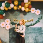 Becky Instagram - 誕生日の夜。 幸せだったなぁ。 ご近所さんが、素敵なお祝いをしてくれて。 この風船も前日から集まって膨らませてくれてたみたいで😭❤️ そしてこんなかわいいティアラがあるなんて！ うん！ 40という数字、輝いてる！ こんな感じでがんばろーう！ みんないつもありがとう！！！！！