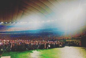 Becky Instagram - 昨夜、東京ドームで行われた『クリエイタードリームフェス』というイベントに出演させていただきました！
コムドットプロデュースのクリエイターたちの祭典！MCのひゅうがさんの横に立たせていただきました。

いやー、楽しい〜。
楽しかったーーーー！
クリエイターのみなさん、すごーーー！
こんな夢の大舞台に立たせていただき、ただただ感謝です！

本番前にひゅうがくんに『何か気をつけることある？』って聞きに行ったら『ないっす！もう、楽しんでやりましょう！』って言ってくれて、どっちが先輩！？みたいな。
お仕事を楽しむことの大切を学びました。

他のメンバーも最高。

夢の宣言のステージで、一言一言丁寧に紡いでるあむぎりくんのまっすぐな姿に胸打たれました。

本番でダンク決めちゃうスター性がありながら、私のくだらない悪ノリにガハハと笑ってくれる少年のようなゆうたくんに救われました。

あんな大舞台でもブレず、変わらず、自分らしくいられるゆうまくんの姿に刺激を受けました。

そして総合プロデューサーのやまとくん！
サングラスでカッチョよく登場する姿も素敵だったけど、『ダサかった』って自分に言えちゃうのもカッチョいいと思いました！

昨日アップデートされたコムドット、私は応援します！

他のクリエイターのみなさん、スタッフのみなさん、そして何よりも長時間盛り上がってくれたファンの皆さま、PPVをご覧になってた皆さま、ありがとうございました！

ちょっとまだ書きたいことあるから、今日、CDFについてアメブロ鬼更新する🤣

追伸
終演後はメンディー君の差し入れドーナツをぱくり。
いつもとは違うキラキラメイクわかるー？✨