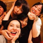 Becky Instagram – めっきり友だちと遊ぶ時間が減った。
でも、年末にこの5人で集まれて嬉しかった！
5年前とおんなじ写真を撮ってみたよ🤣
どう？
いい感じに歳重ねてる？笑

3枚目の写真はメイキングです。
助手さんが5年前の写真見せてくれて、それ観ながらやった🌈