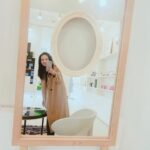 Becky Instagram - 誰も気づいてくれないけれど、髪を切りました。 よくお仕事でお世話になってるケンイチ @kenichiforsenseofhumour さん、そういえばカットしてもらったことない！と思い、初カット。 話を遡ること4ヶ月前。 ある撮影で、なーんか前髪のニュアンス欲しくて、お仕事現場でサクッと前髪だけ撮影前にケンイチさんに切ってもらったんですよね。 んでその数日後に『大病院占拠』の鬼のお面を外すシーンの撮影があり。 お面を外した瞬間に、ケンイチさんが切ってくれた前髪が、ふわんっと頬に落ちて最高な映像だったんです！ (5話の最後の、スローのシーンね。) あの瞬間に『あ！次髪の毛を切る時、ケンイチさんにきってもらお！』って思いました。 サロン　@senseofhumour_shop_salon も最高！ ケンイチさんありがとうございました。 あと、今日の相模原での握手会、来てくださったみなさま、ありがとうございました。 うれしかったです！ 『インスタいつも見てます！』の声が多かったから、ちょっと、がんばります🤣💕