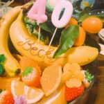 Becky Instagram - 誕生日の夜。 幸せだったなぁ。 ご近所さんが、素敵なお祝いをしてくれて。 この風船も前日から集まって膨らませてくれてたみたいで😭❤️ そしてこんなかわいいティアラがあるなんて！ うん！ 40という数字、輝いてる！ こんな感じでがんばろーう！ みんないつもありがとう！！！！！
